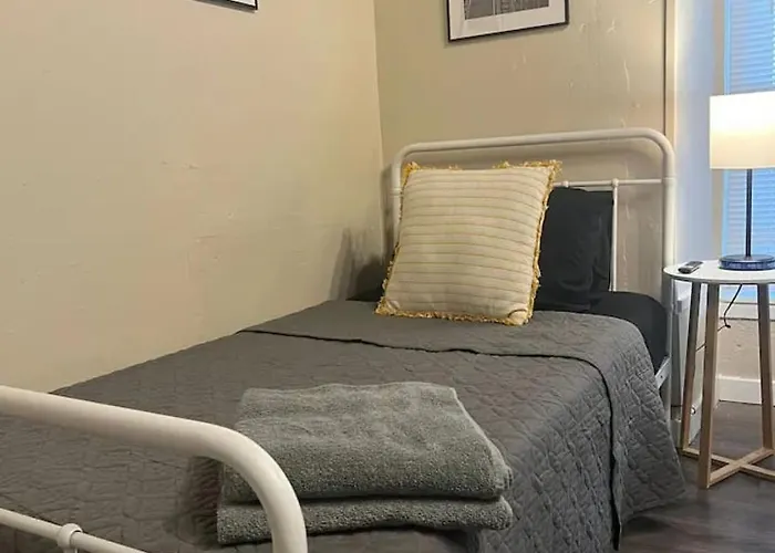 Apartment Crew Housing Sleeps 28 7br With 15 Beds And 4 Baths Pittsburgh