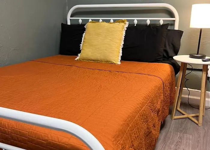 Crew Housing Sleeps 28 7br With 15 Beds And 4 Baths