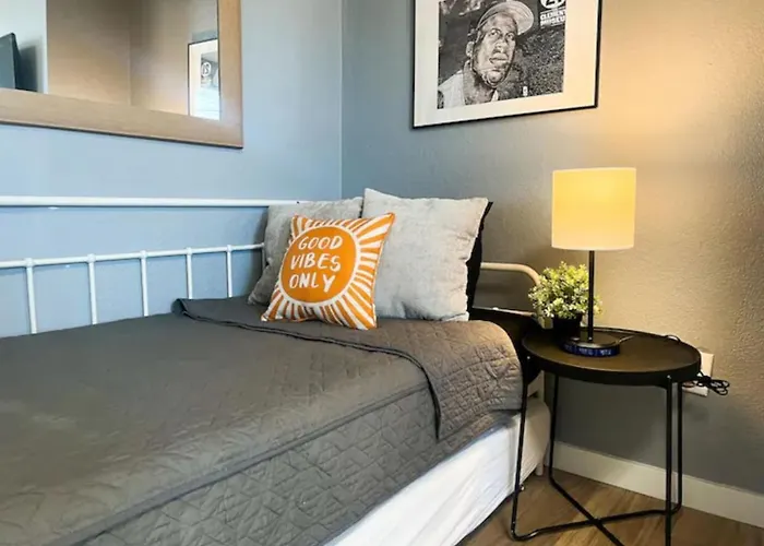 Apartment Crew Housing Sleeps 28 7br With 15 Beds And 4 Baths *
